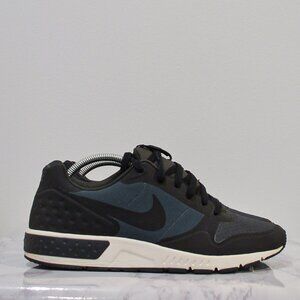 NIKE | BLACK/WHITE NIGHTGAZER LW SHOE